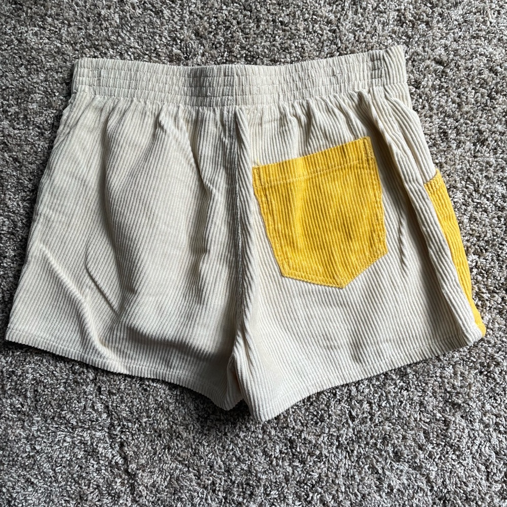 Urban Outfitters Cordoury Shorts in Sz 26 in gently used condition - Picture 2 of 3